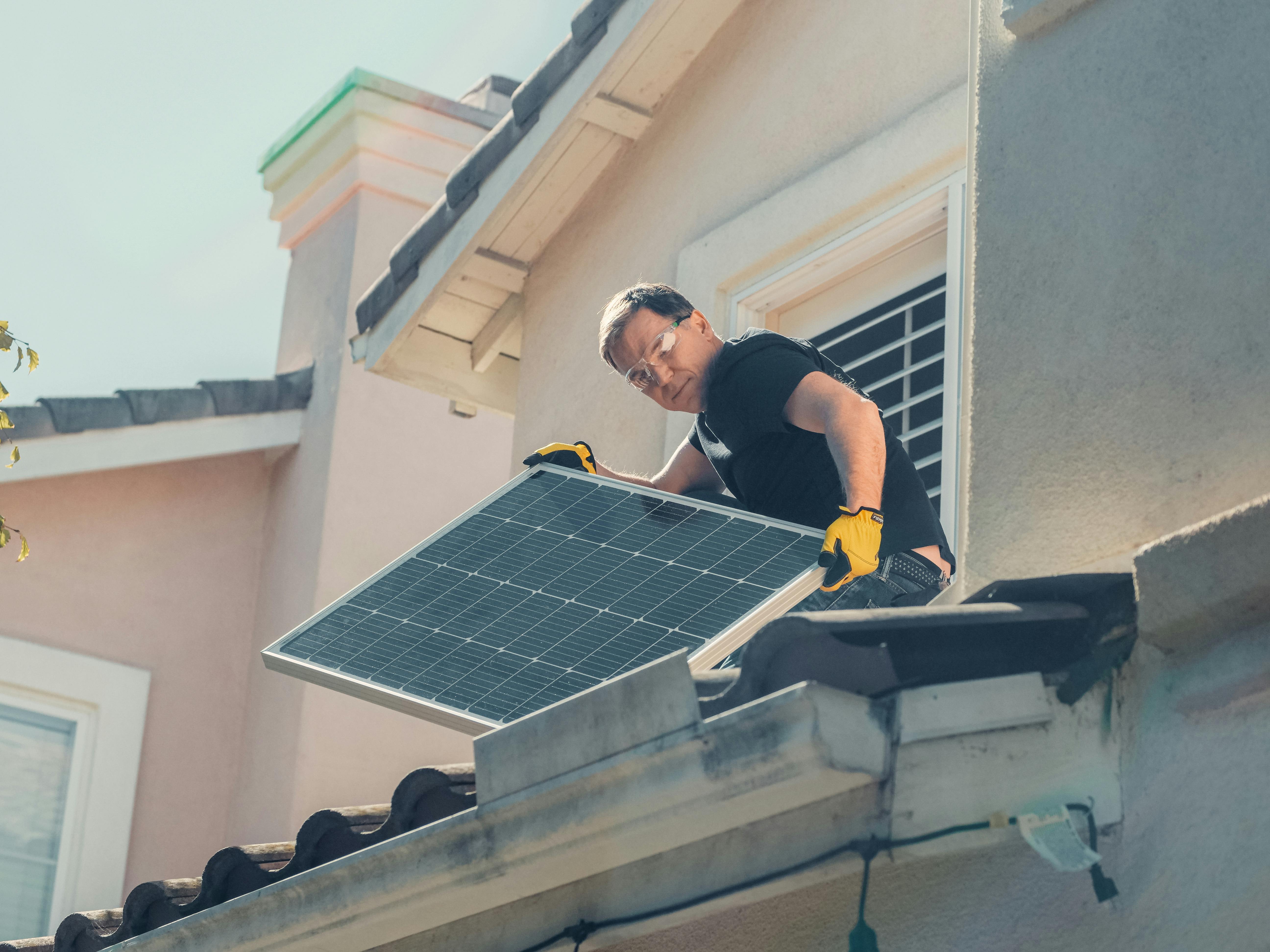 Installation de panneaux solaires par un professionnel